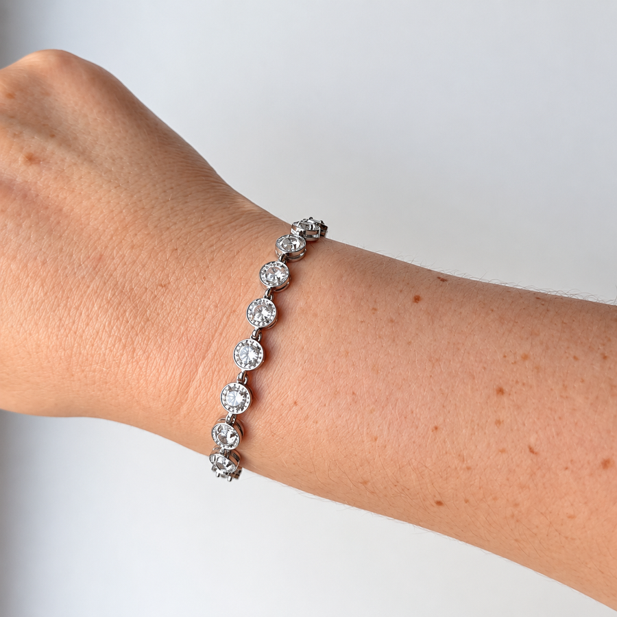 Armband met ronde steentjes – zilverkleurig gedragen aan de pols