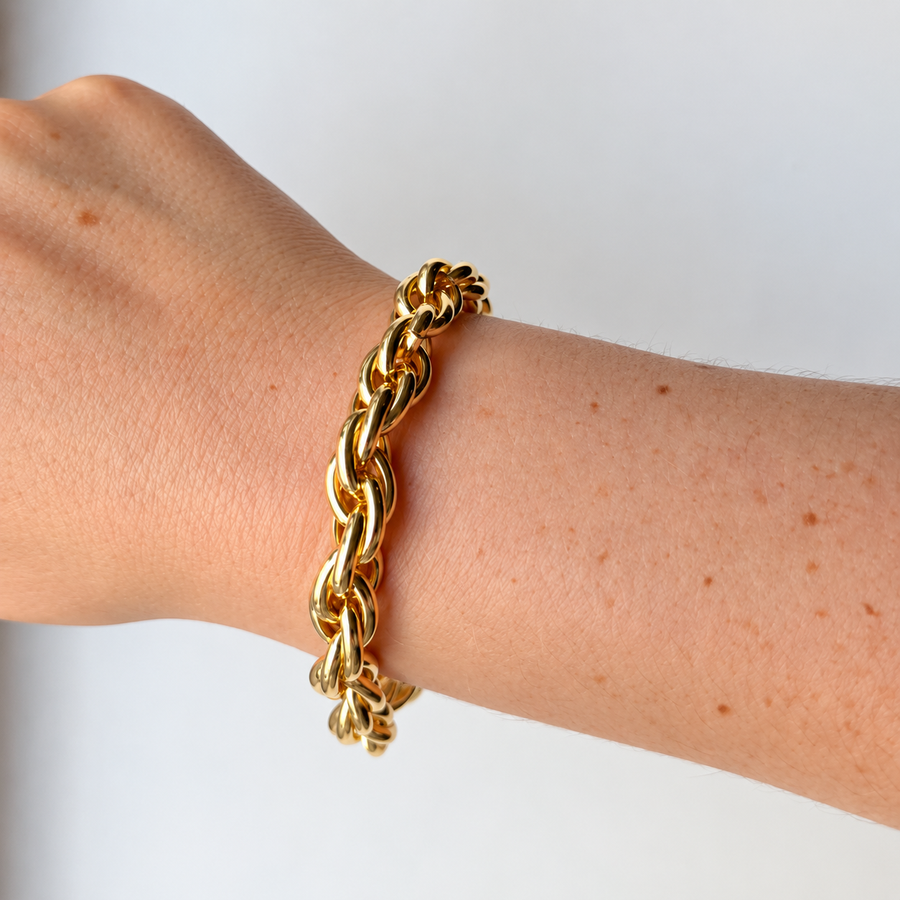 Armband met gedraaide schakels – goudkleurig gedragen aan de pols