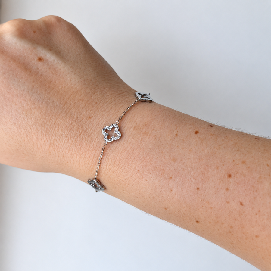 Armband met drie klavervormen – zilverkleurig gedragen aan de pols
