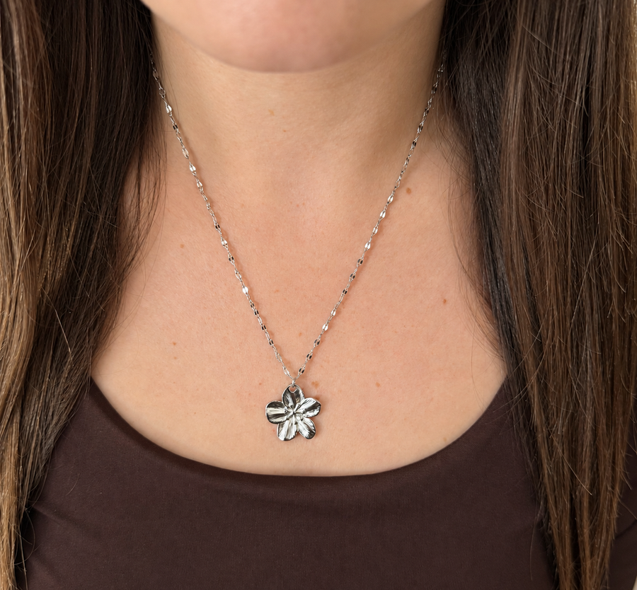 KIMÉ Ketting met bloemhanger – zilverkleurig – draagfoto