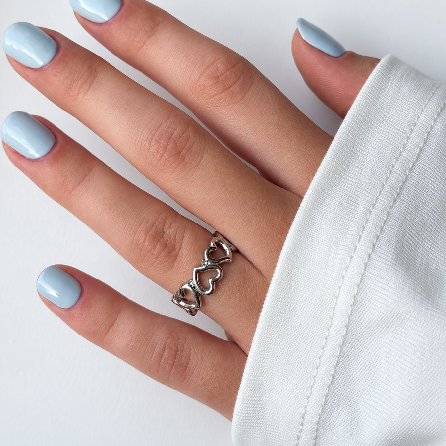 Ring met open hartjes – zilverkleurig gedragen aan de hand
