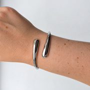 Armband met dubbele druppelvorm – zilverkleurig gedragen aan de pols
