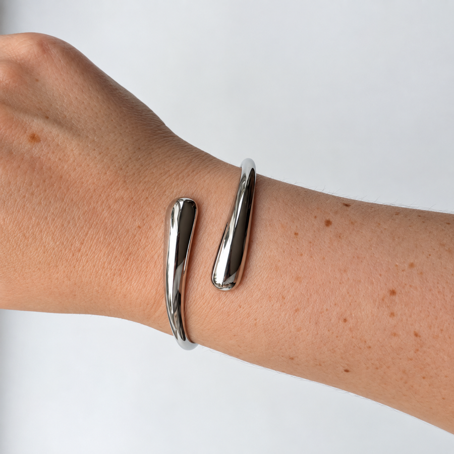Armband met dubbele druppelvorm – zilverkleurig gedragen aan de pols