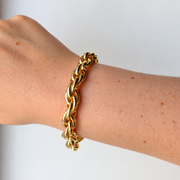 Armband met gedraaide schakels – goudkleurig gedragen aan de pols