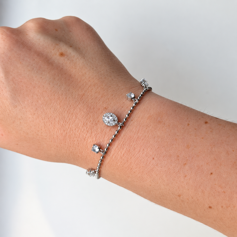 Armband met steentjes en ovale bedel – zilverkleurig gedragen aan de pols
