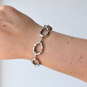 Armband met open ovalen – zilverkleurig gedragen aan de pols