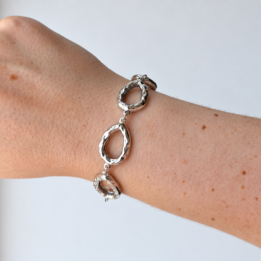 Armband met open ovalen – zilverkleurig gedragen aan de pols