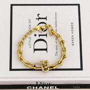 Armband met langwerpige schakels en steentjes – goudkleurig – productfoto