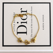 Armband met drie hartjes en witte details – goudkleurig – productfoto