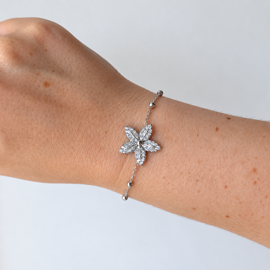 Armband met bloem en steentjes – zilverkleurig gedragen aan de pols