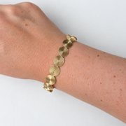 Armband met ronde spiraaldetails – goudkleurig gedragen aan de pols