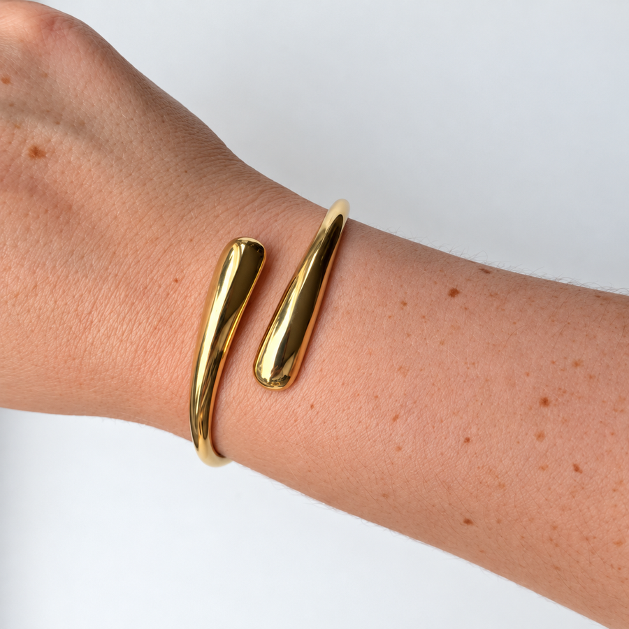 Armband met dubbele druppelvorm – goudkleurig gedragen aan de pols
