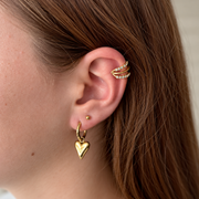 Earcuff met drie lijnen en steentjes – goudkleurig gedragen