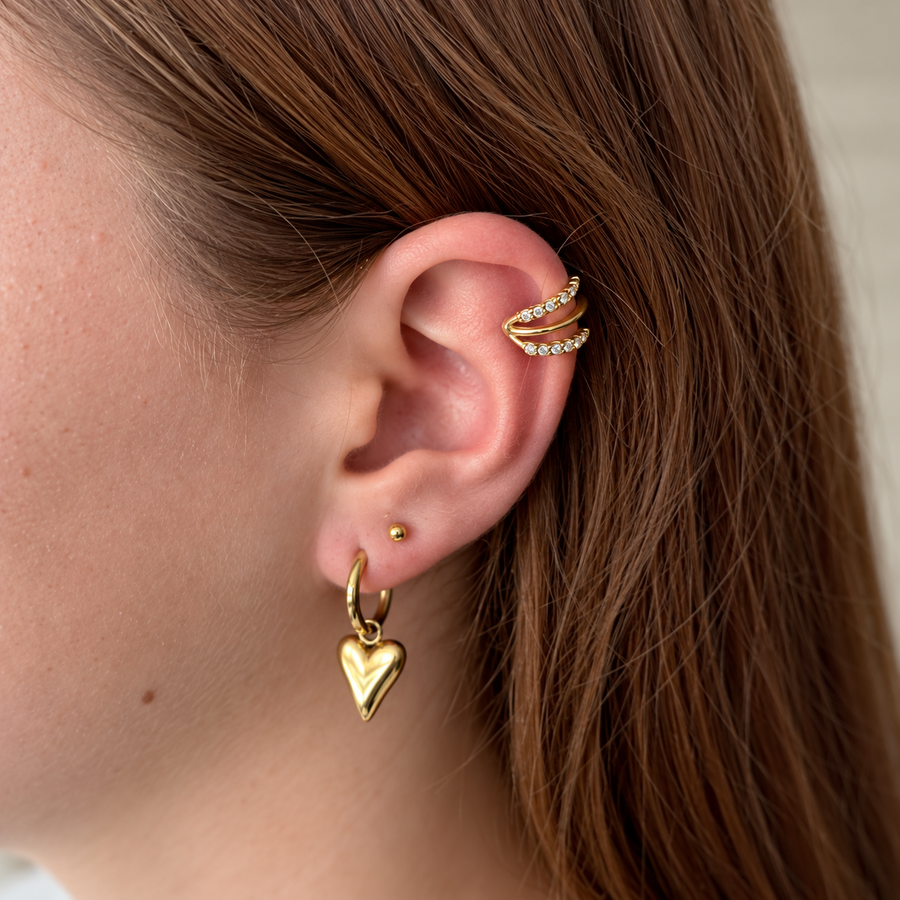 Earcuff met drie lijnen en steentjes – goudkleurig gedragen