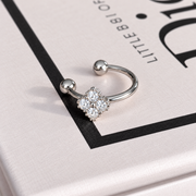 Earcuff met bloem en steentjes – zilverkleurig productfoto