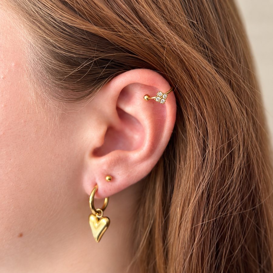 Earcuff met bloem en steentjes – goudkleurig gedragen