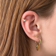 Earcuff met hartje en steentjes – goudkleurig gedragen