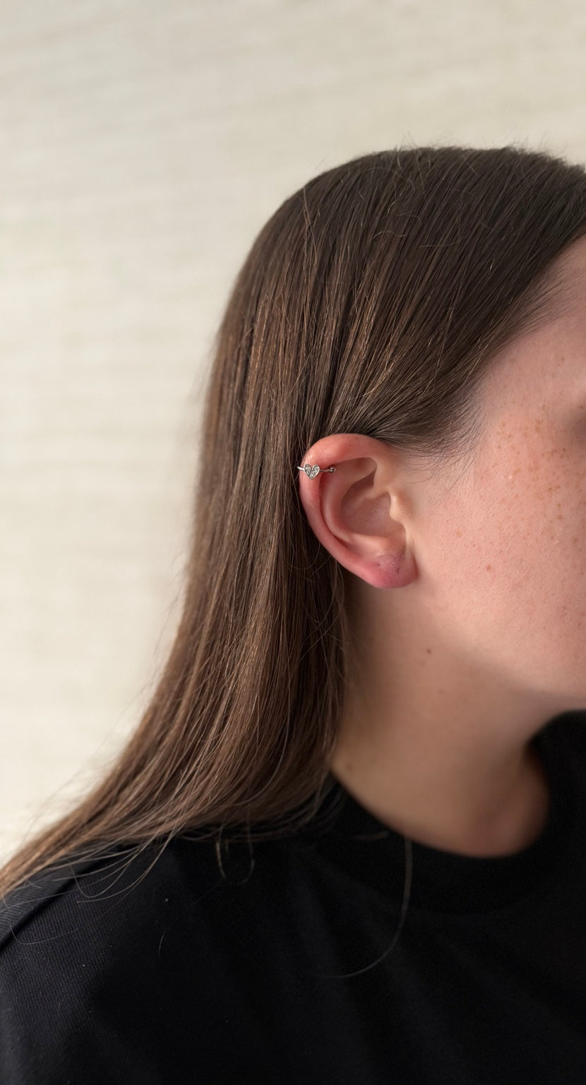 Zilverkleurige earcuff met hartje en steentjes – draagfoto