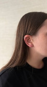 Zilverkleurige earcuff met hartje en steentjes – draagfoto