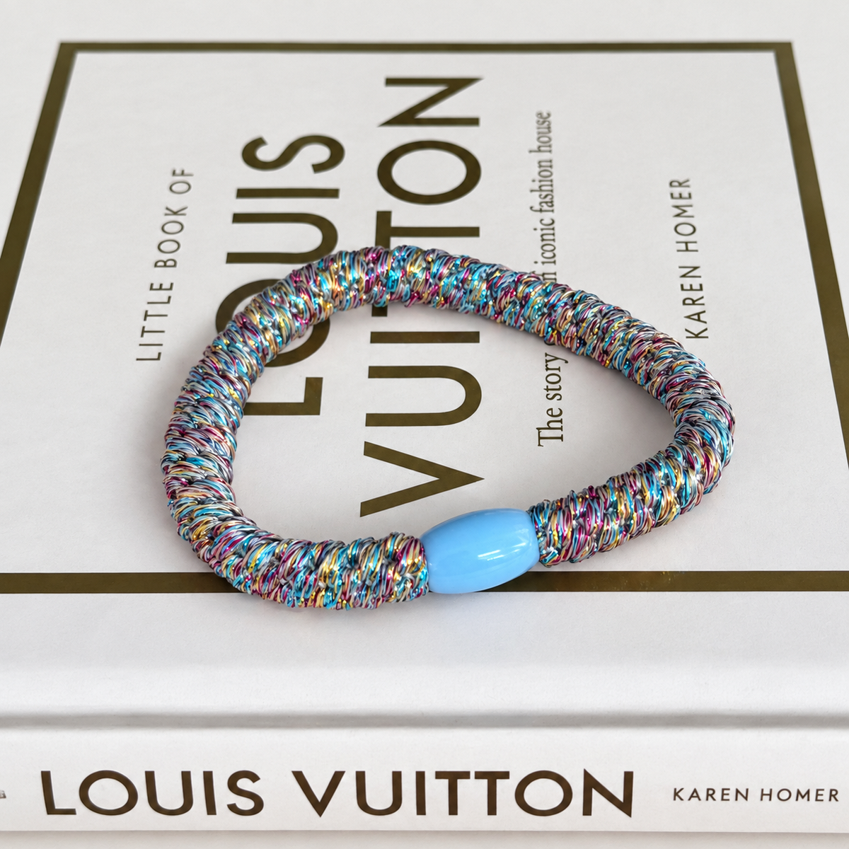 Glitterhaarelastiek – lichtblauw multicolor op boeken