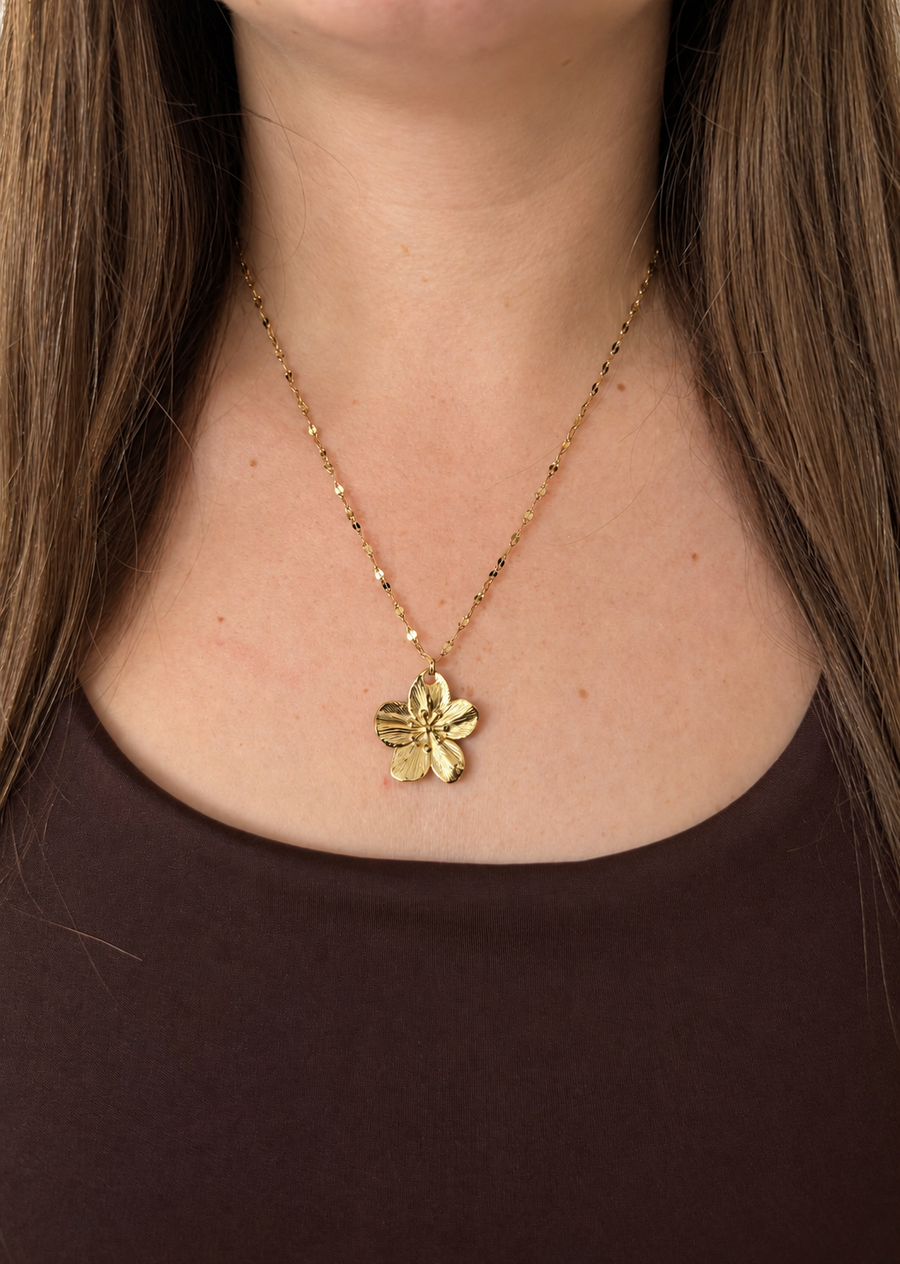 KIMÉ Ketting met bloemhanger – goudkleurig – draagfoto
