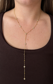 KIMÉ Y-ketting met klavertjes en steentjes – goudkleurig – draagfoto