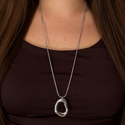 KIMÉ Lange ketting met organische ring – zilverkleurig