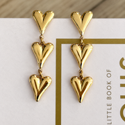 Oorbellen met drie hartjes – goudkleurig productfoto