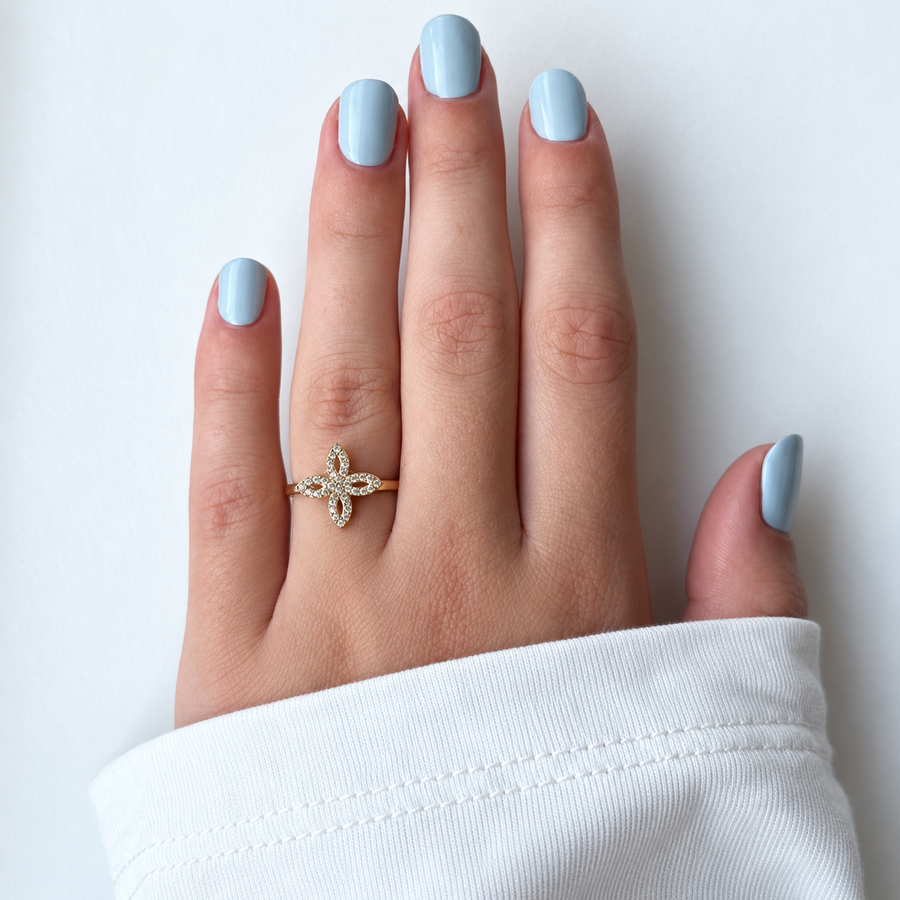 Goudkleurige verstelbare ring met bloem en steentjes gedragen aan de hand
