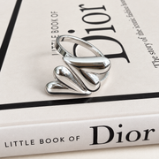 Zilverkleurige ring met twee glanzende harten