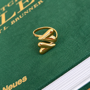Goudkleurige verstelbare ring met dubbele hartjes