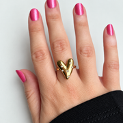 Ring met hart en pareldetails – goudkleurig gedragen aan de hand