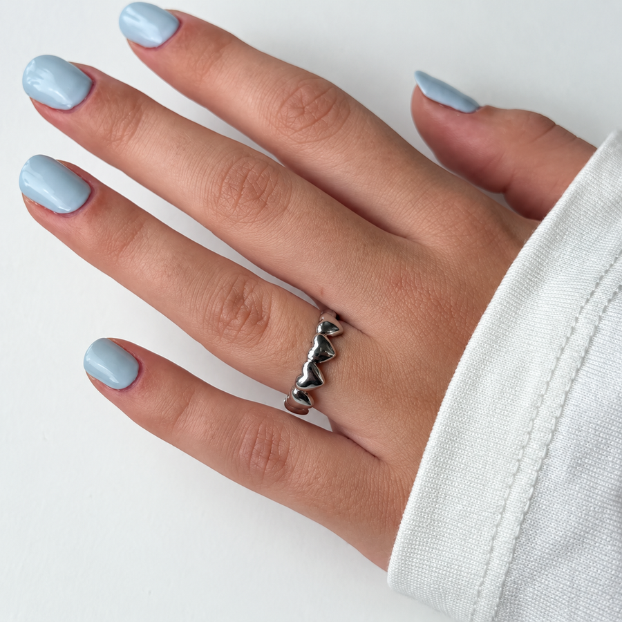 Ring met rij hartjes – zilverkleurig gedragen aan de hand